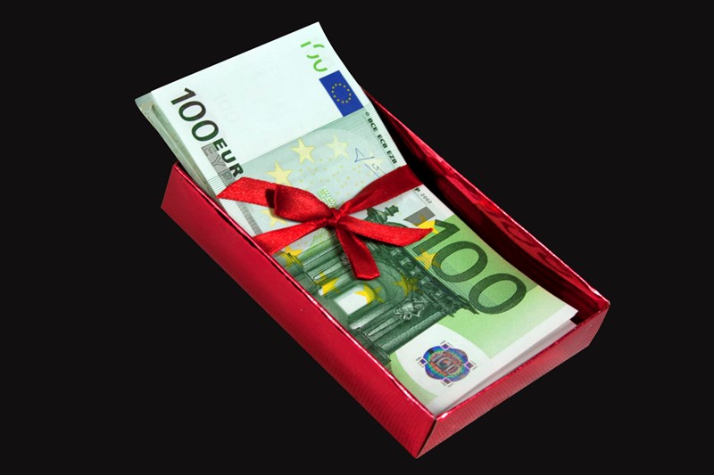 Lees meer over het artikel Schenking in 2024? Aangifte schenkbelasting voor 1 maart